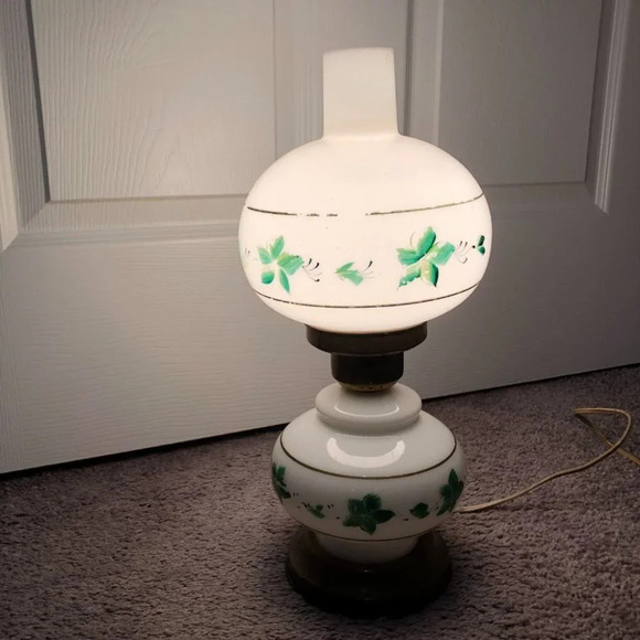 Vintage Milk glass Green leaf Hurricane Parlor Lamp Gone With The Wind style - Picture 9 of 12